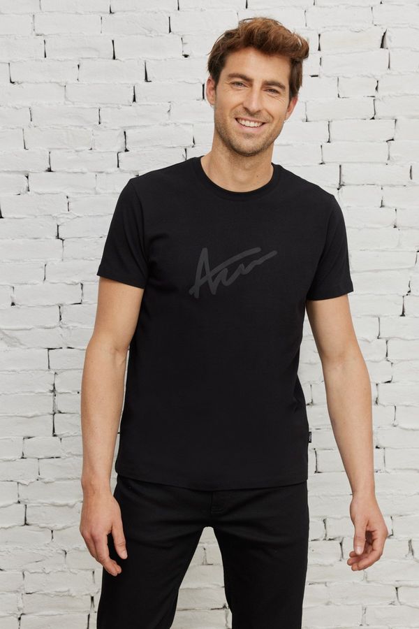 AC&Co / Altınyıldız Classics AC&Co / Altınyıldız Classics Men's Black Slim Fit Slim-fit Fitted Crew Neck 100% Cotton Printed T-Shirt.