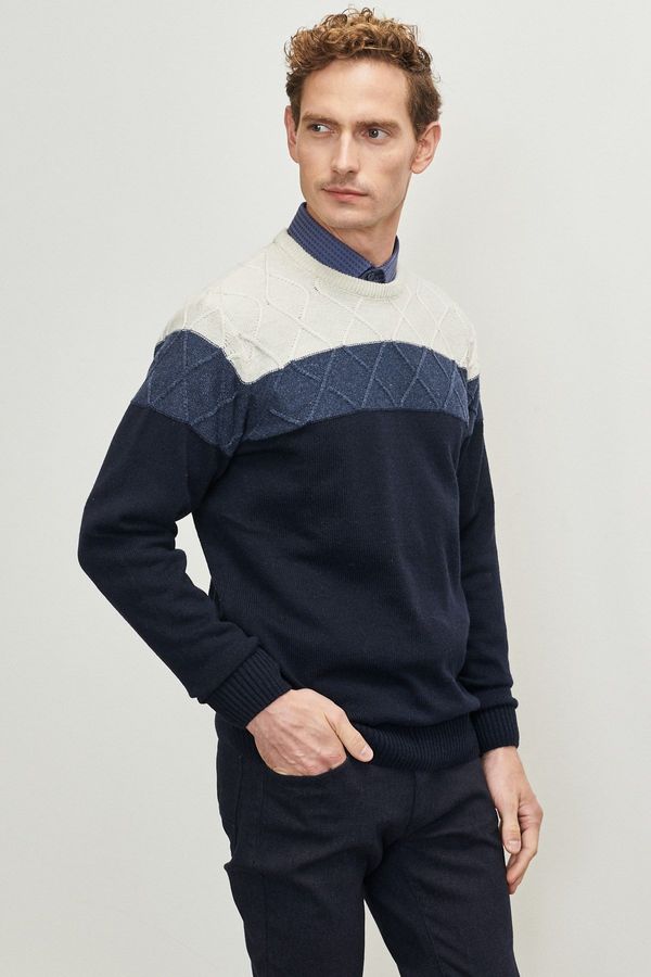 AC&Co / Altınyıldız Classics AC&Co / Altınyıldız Classics Men's Ecru-navy Standard Fit Regular Cut Crew Neck Colorblock Patterned Knitwear Sweater