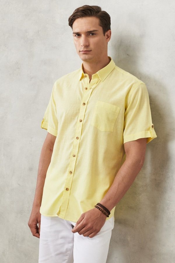 AC&Co / Altınyıldız Classics AC&Co / Altınyıldız Classics Men's Light Yellow Comfort Fit Comfy Cut Buttoned Collar Linen-Looking 100% Cotton Short Sleeve Shirt.