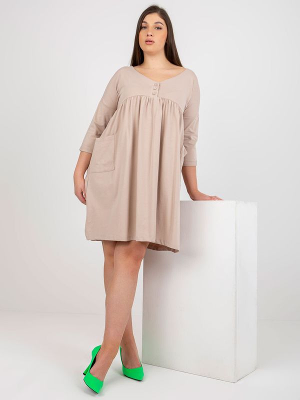 Fashionhunters Basic beige dress of larger size with pockets