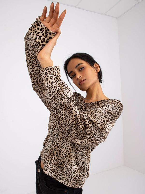 Fashionhunters Beige and black velor blouse with Reagan leopard print pattern