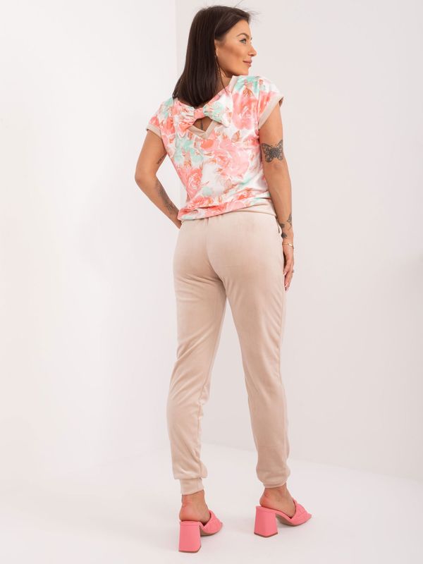 Fashionhunters Beige and coral velour set with RUE PARIS print