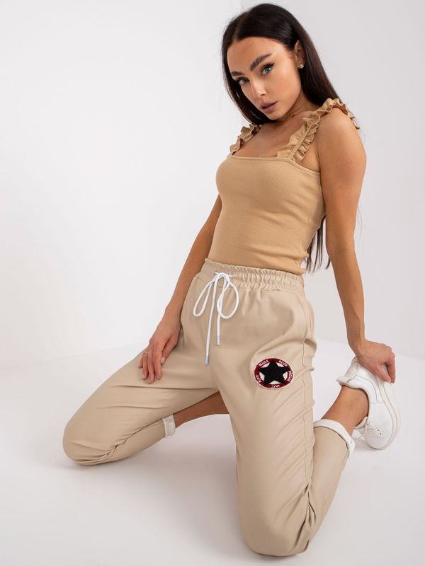 Fashionhunters Beige trousers made of eco-leather with pockets of Lana
