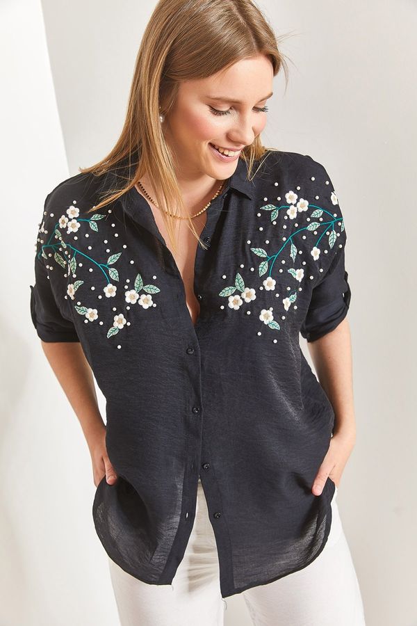 Bianco Lucci Bianco Lucci Women's Daisy Embroidered Sleeve Fold Ayrobin Linen Shirt