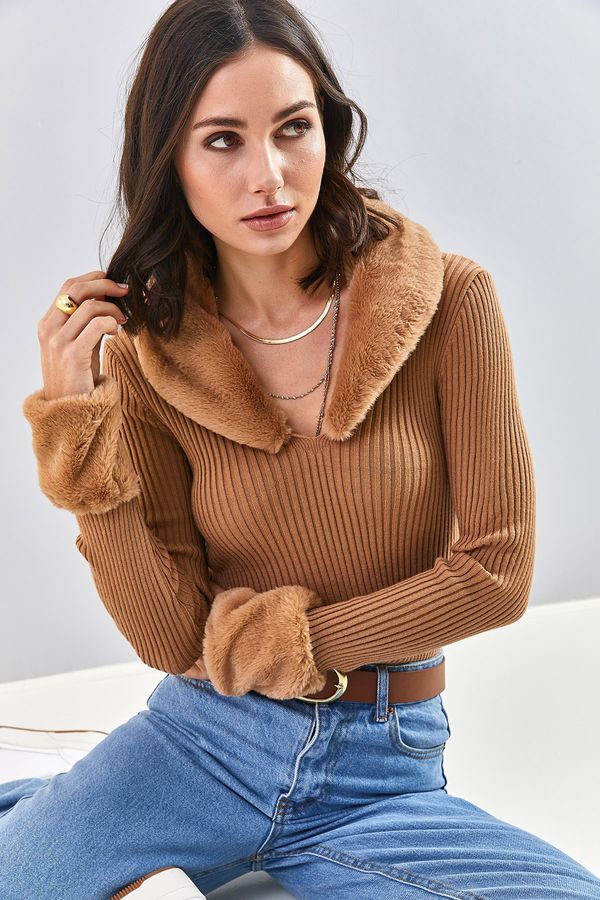 Bianco Lucci Bianco Lucci Women's Knitwear Sweater With Shearling Fur Sleeves And Collar.