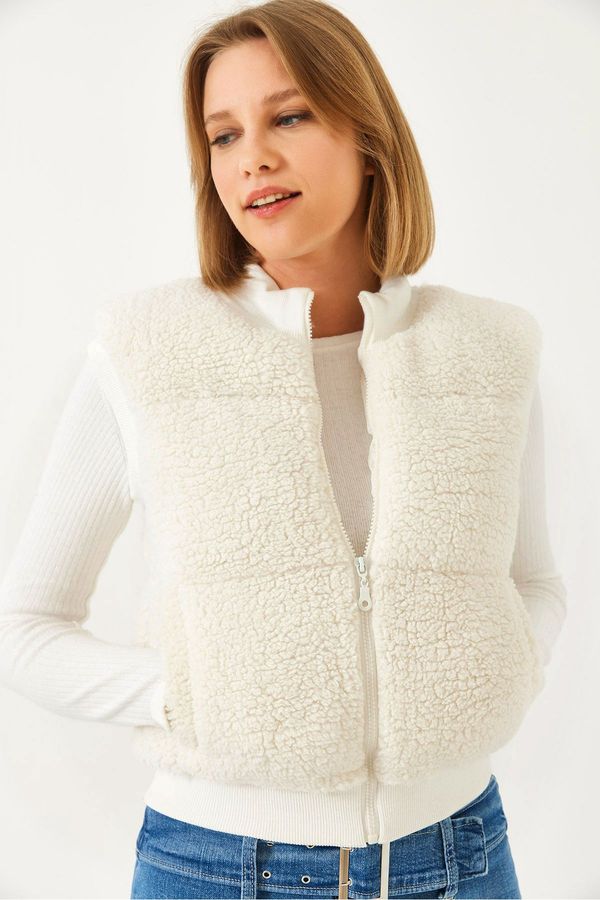 Bianco Lucci Bianco Lucci Women's Ribbed Pocket Detailed Zippered Teddy Vest 939125