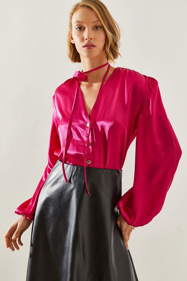 Bianco Lucci Bianco Lucci Women's V-Neck Shoulder Pleated Floral Accessory Satin Shirt 2310