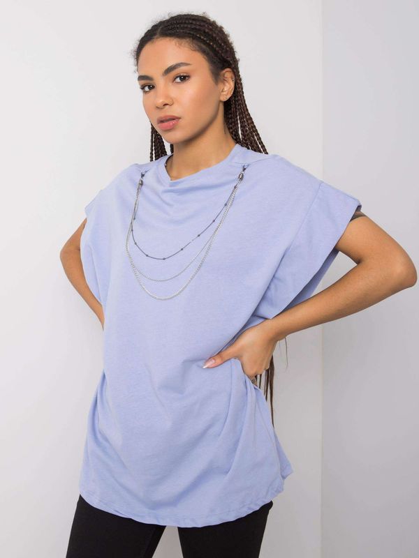 Fashionhunters Blue T-shirt with necklace Arianna RUE PARIS