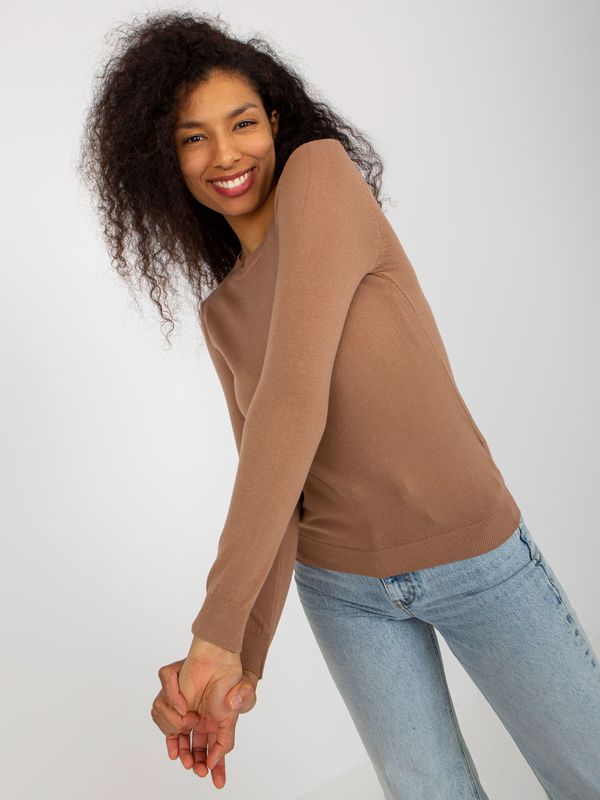Fashionhunters Camel smooth classic sweater with a round neckline