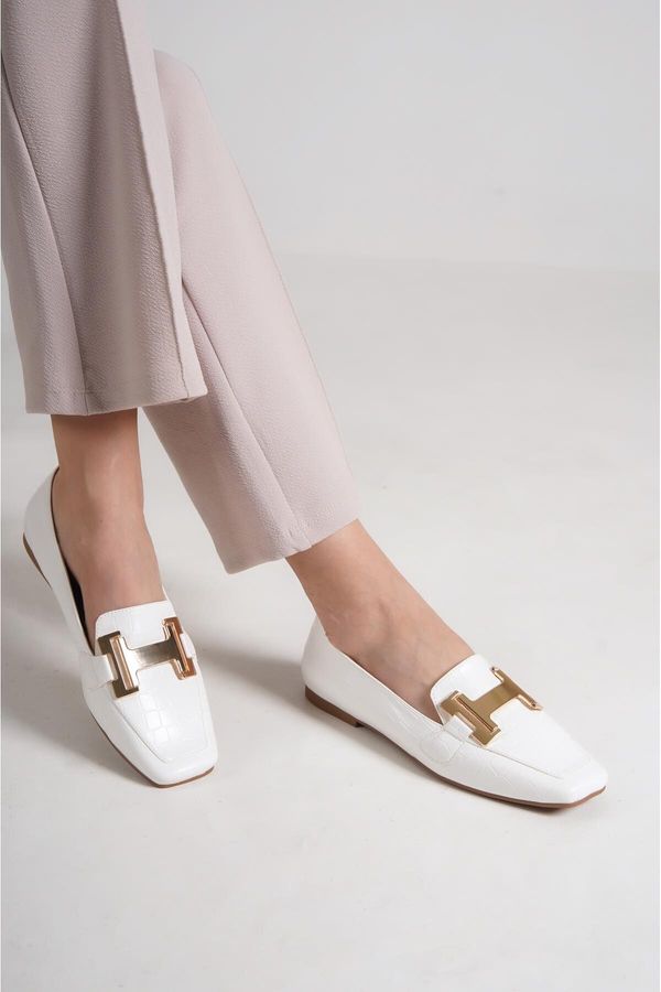 Capone Outfitters Capone Outfitters Capone Flat Toe Women's Loafers With Metal Buckles Accessorised, White