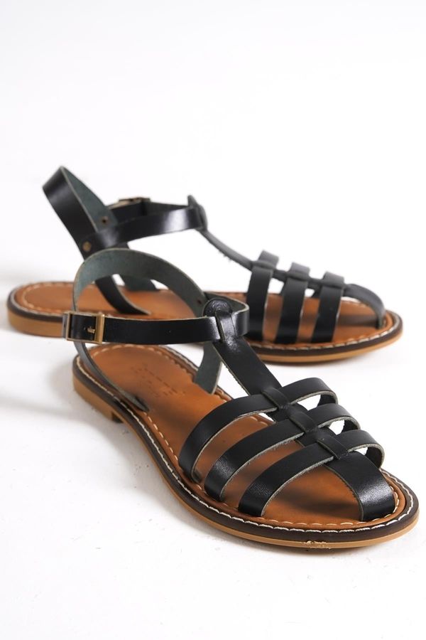 Capone Outfitters Capone Outfitters Capone Women's Black Leather Sandals with a Gladiator Band