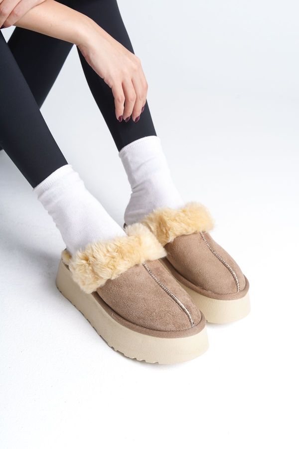 Capone Outfitters Capone Outfitters Furry Closed Toe Women's Slippers