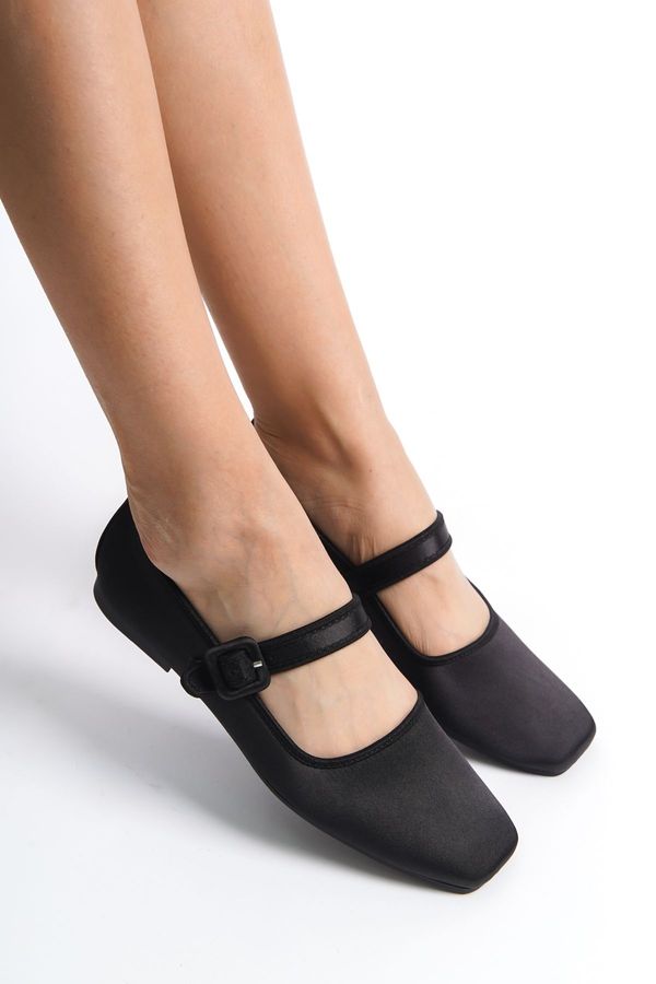 Capone Outfitters Capone Outfitters Women's Buckle Detailed Satin Ballerinas