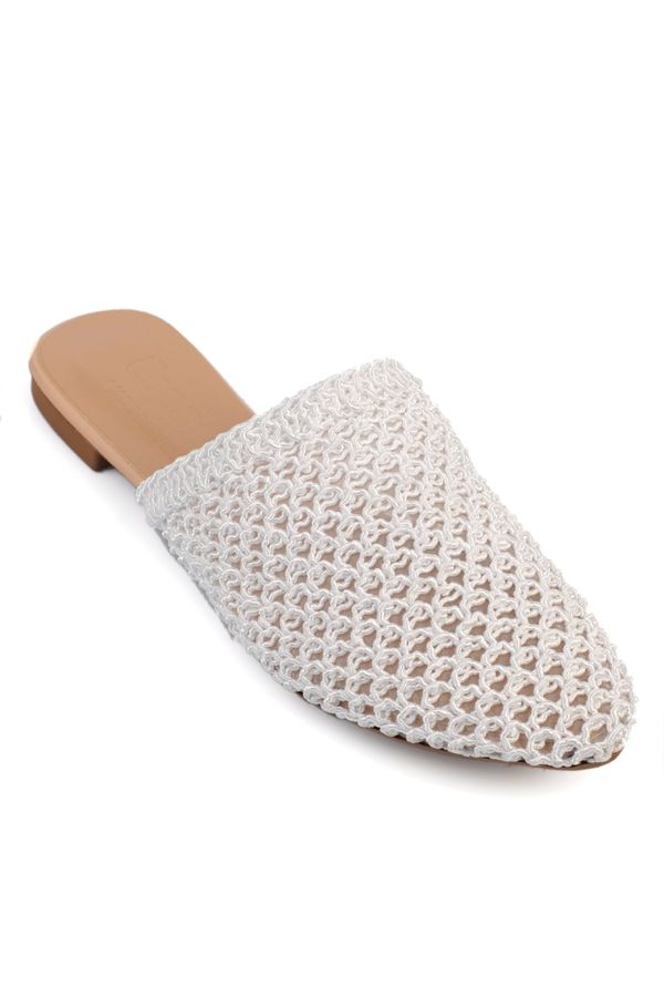 Capone Outfitters Capone Outfitters Women's Straw Pointed Toe Closed Slippers
