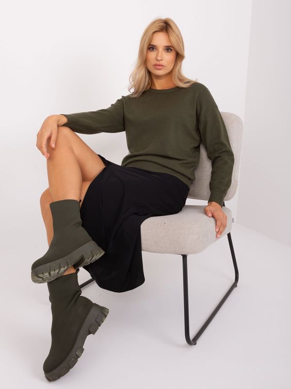 Fashionhunters Classic khaki sweater with a round neckline