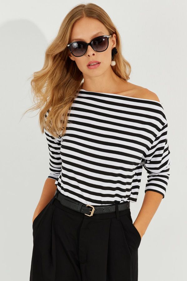 Cool & Sexy Cool & Sexy Women's Black and White Boat Neck Striped Blouse