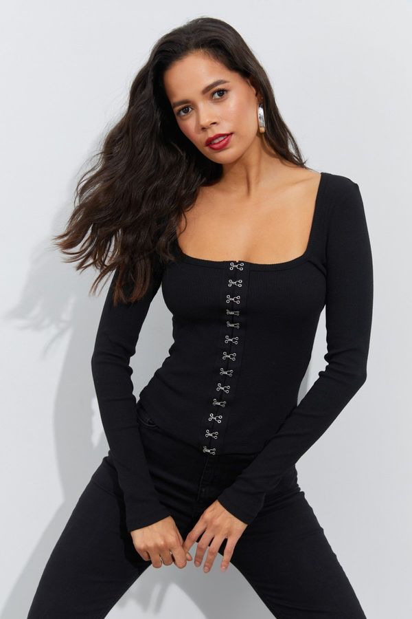 Cool & Sexy Cool & Sexy Women's Black Attached Camisole Blouse B1908