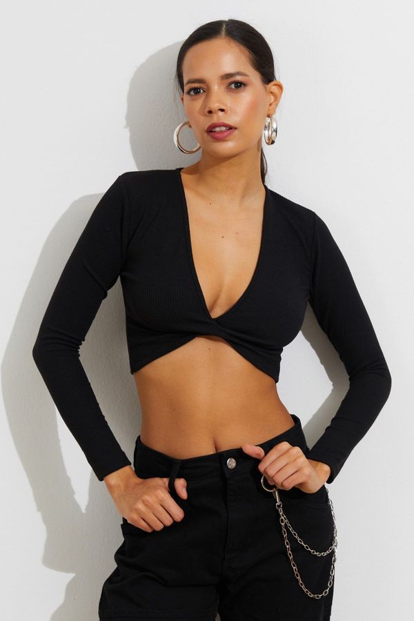 Cool & Sexy Cool & Sexy Women's Black Knotted Front Crop Blouse