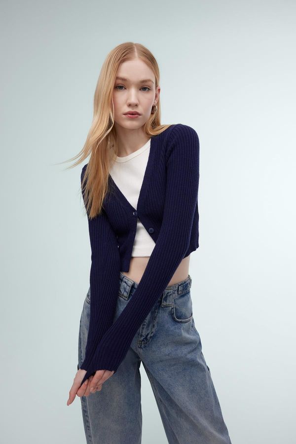 DEFACTO DEFACTO Coool Regular Fit Crop Buttoned V Neck Knitted Cardigan