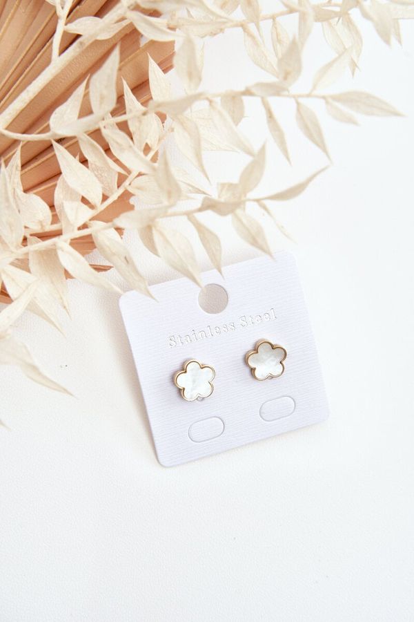 Kesi Delicate white and gold floral earrings