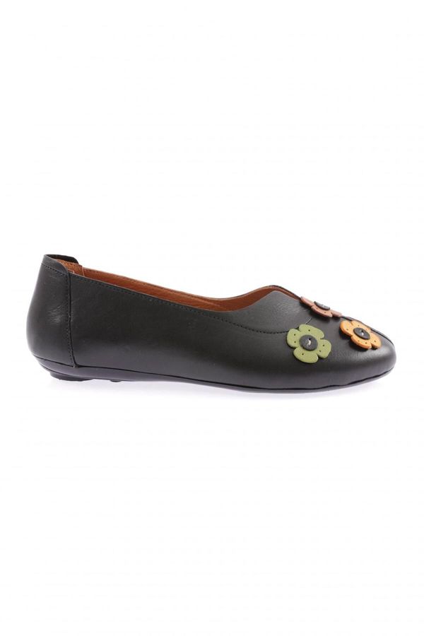 DGN DGN 200-23y Women's Zennee Flat Shoes with Flower Accessories.