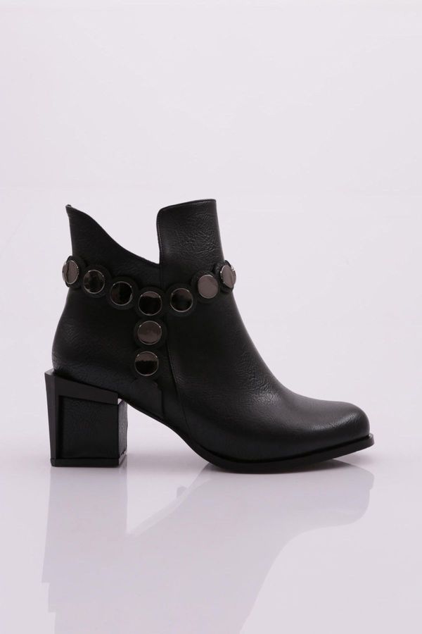 DGN DGN 810-22k Women's Heeled Boots with Buckle Detail.