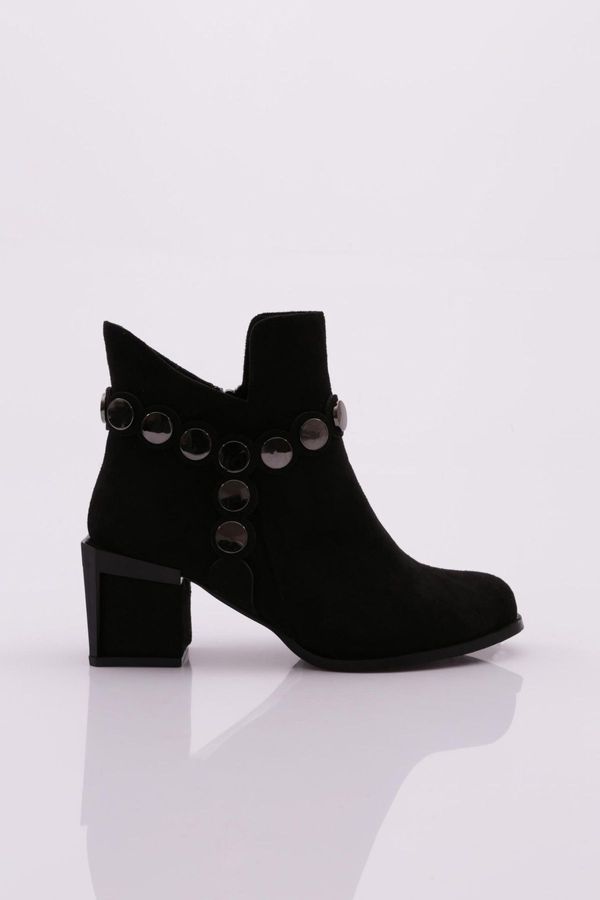 DGN DGN 810-22k Women's Heeled Boots with Buckle Detail.