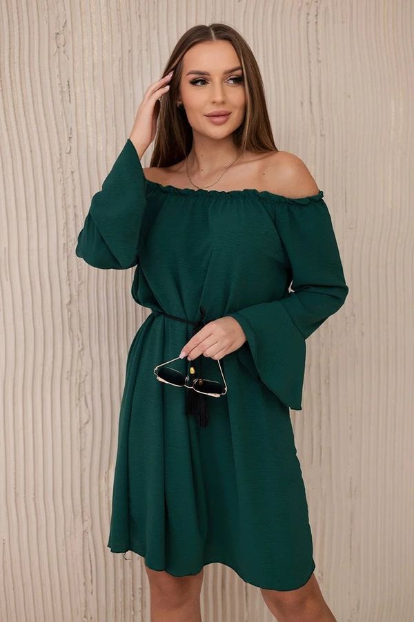 Kesi Dress tied at the waist with a string of dark green color