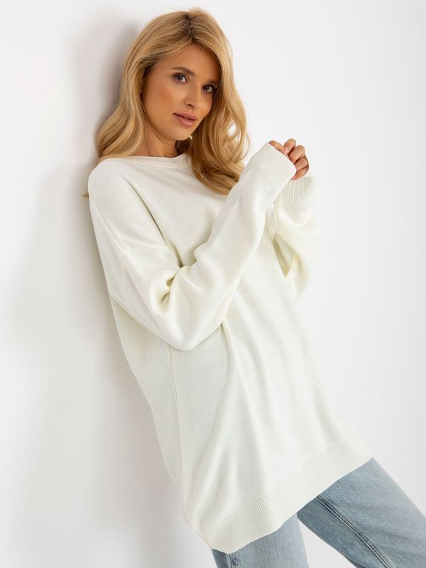 Fashionhunters Ecru ladies oversized sweater with long sleeves