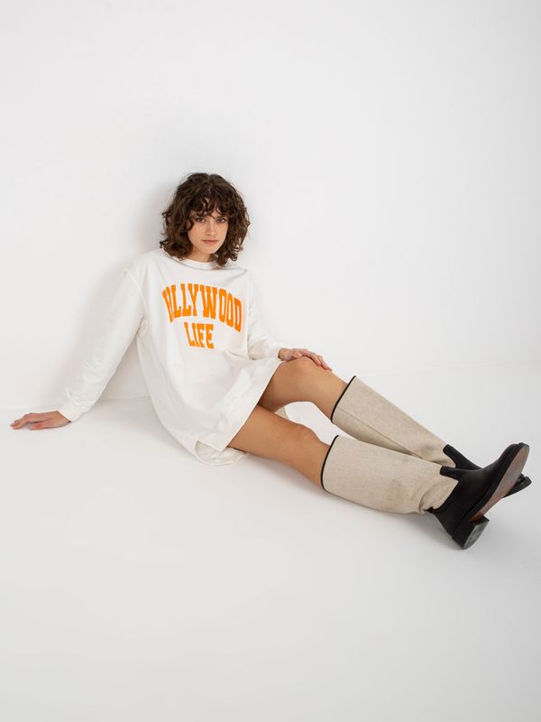 Fashionhunters Ecru-orange long oversize sweatshirt with inscription