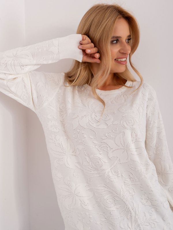 Fashionhunters Ecru women's classic sweater with patterns