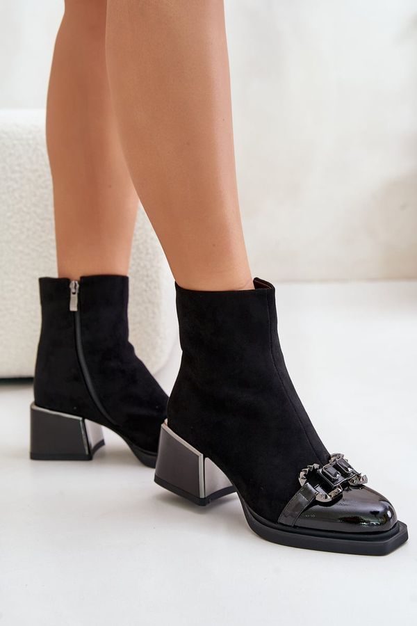 Kesi Elegant women's ankle boots with a black decoration