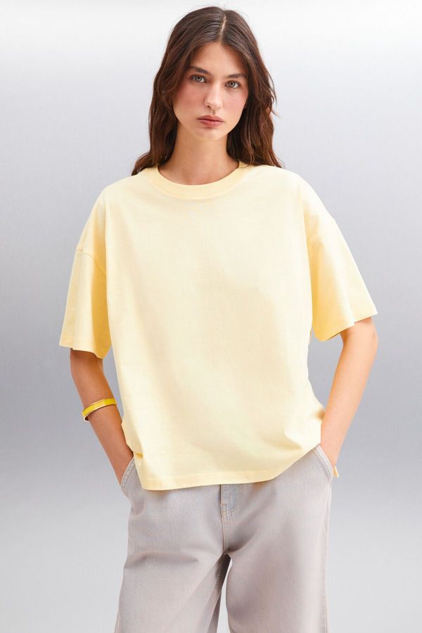 GRIMELANGE GRIMELANGE Jemmy Women's 100% Organic Cotton Relaxed Fit Slit Round Neck Yellow T-shirt