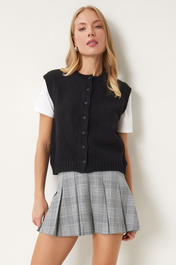 Happiness İstanbul Happiness İstanbul Women's Black Crew Neck Buttoned Knit Vest
