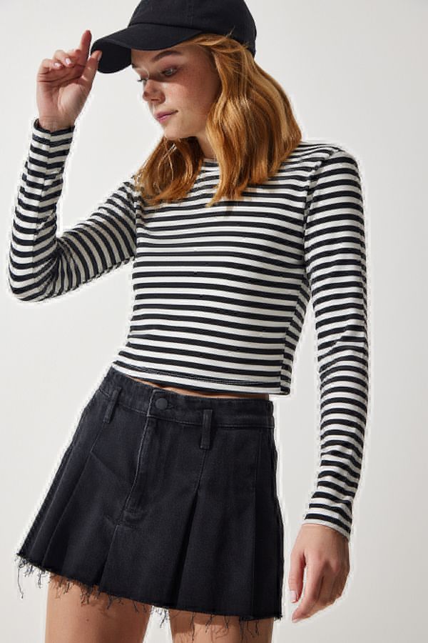 Happiness İstanbul Happiness İstanbul Women's Black Crew Neck Striped Crop Knitted Blouse