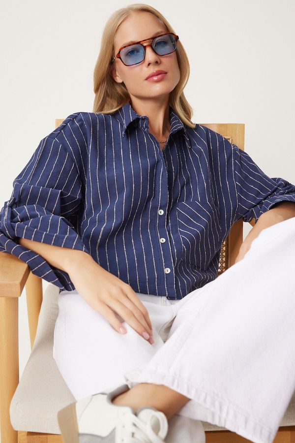 Happiness İstanbul Happiness İstanbul Women's Navy Blue Thin Striped Crop Linen Shirt