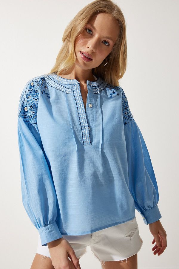 Happiness İstanbul Happiness İstanbul Women's Sky Blue Embroidered Linen Blouse