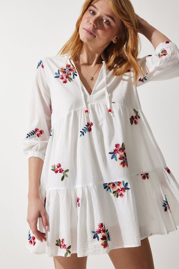 Happiness İstanbul Happiness İstanbul Women's White Embroidered V-Neck Knitted Dress
