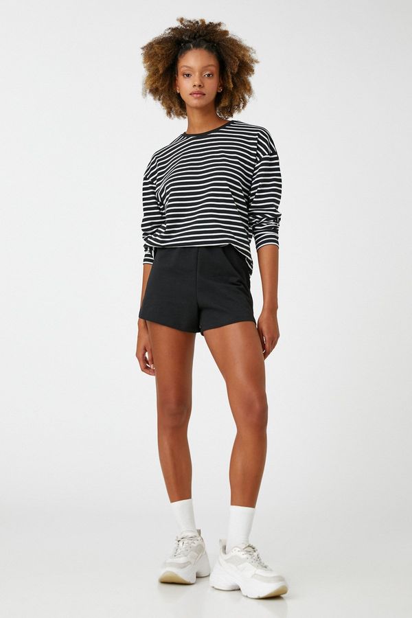 Koton Koton Basic Mini Shorts. Relaxed fit. The waist is wide and elastic.