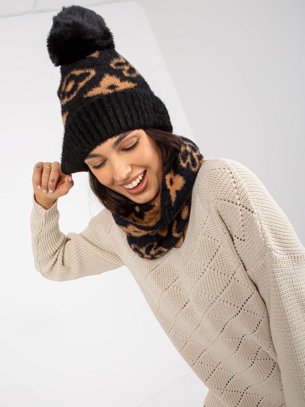 Fashionhunters Lady's black-camel winter cap with pompom