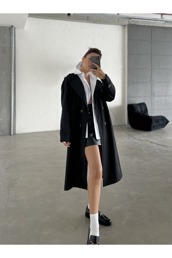 Laluvia Laluvia Black Button Detailed Belted Long Trench Coat