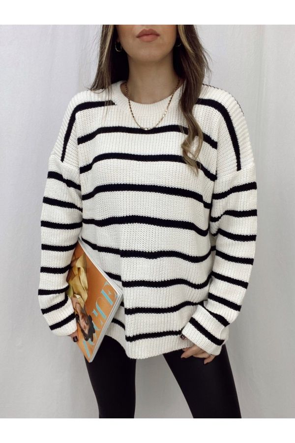 Laluvia Laluvia White-Black Striped Thessaloniki Oversize Knitwear Sweater