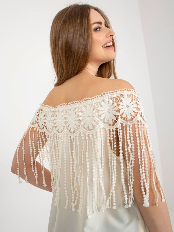 Fashionhunters Light beige Spanish summer blouse with lace