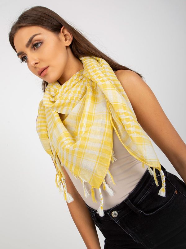 Fashionhunters Light yellow and white scarf with fringe