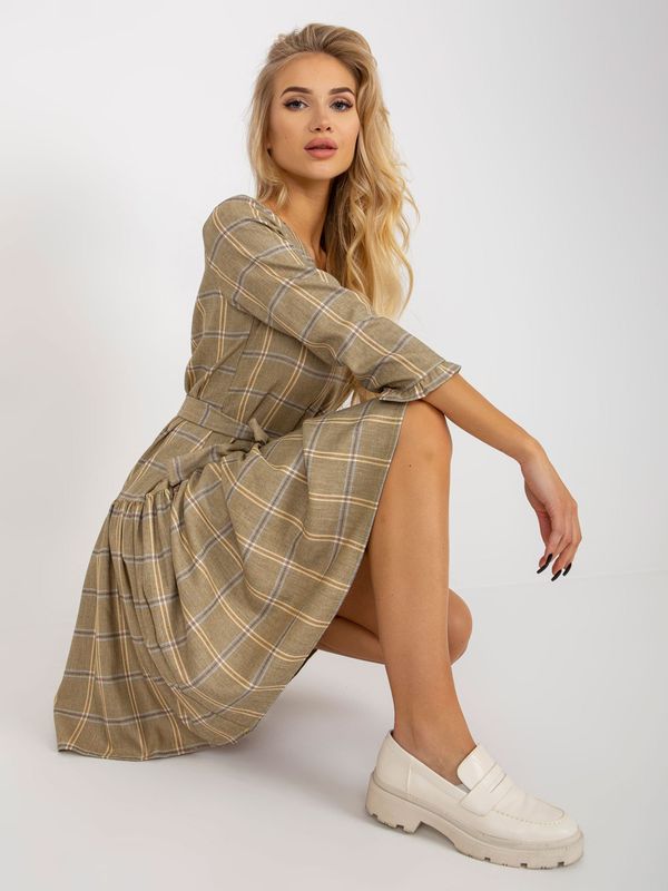 Fashionhunters Light yellow elegant dress with a checkered ruffle