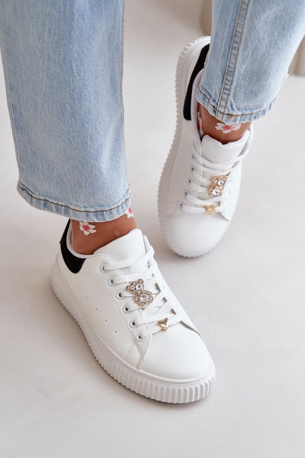 Kesi Low sneakers made of eco-leather with badges - white and black Cillione