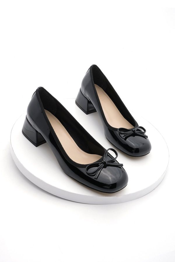 Marjin Marjin Women's Chunky Heel Bow Detail Flat Toe Classic Heeled Shoes Medve Black Patent Leather