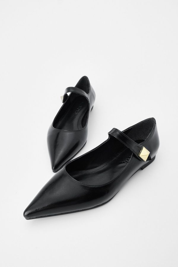 Marjin Marjin Women's Pointed Toe Flats with Velcro and Stones Side-tie Black.
