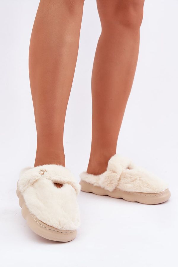 marka niezdefiniowana marka niezdefiniowana Furry Slippers With A Small Brooch Light Beige Primaria