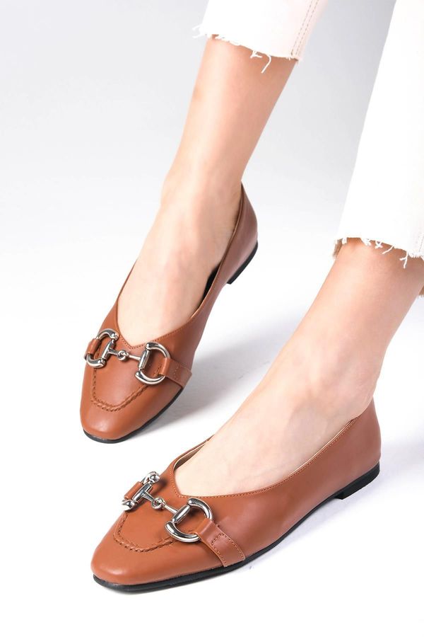 Mio Gusto Mio Gusto Aretha Plain Women's Flat Shoes with Chain Accessories and Flat Toes.